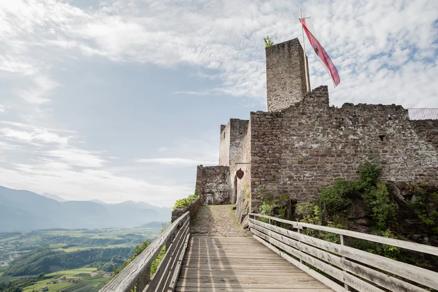 Ausblick bei einer Burg über das Tal.